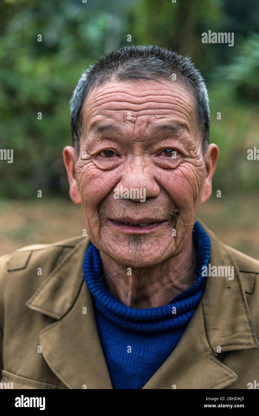 Ha Giang, Vietnam, 22. Januar 2020 - Alter faltiger Mann, der die Kamera ansieht Stockfoto