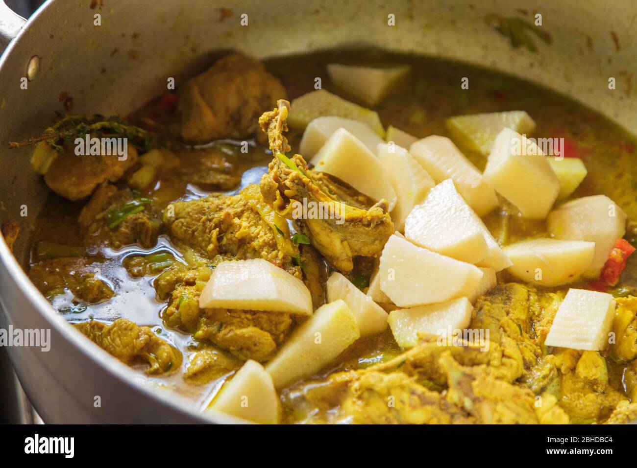 Geschmortes Curry-Huhn und irische Kartoffeln in Sauce mit roten Paprika Indisches Hausgericht entzückend Stockfoto