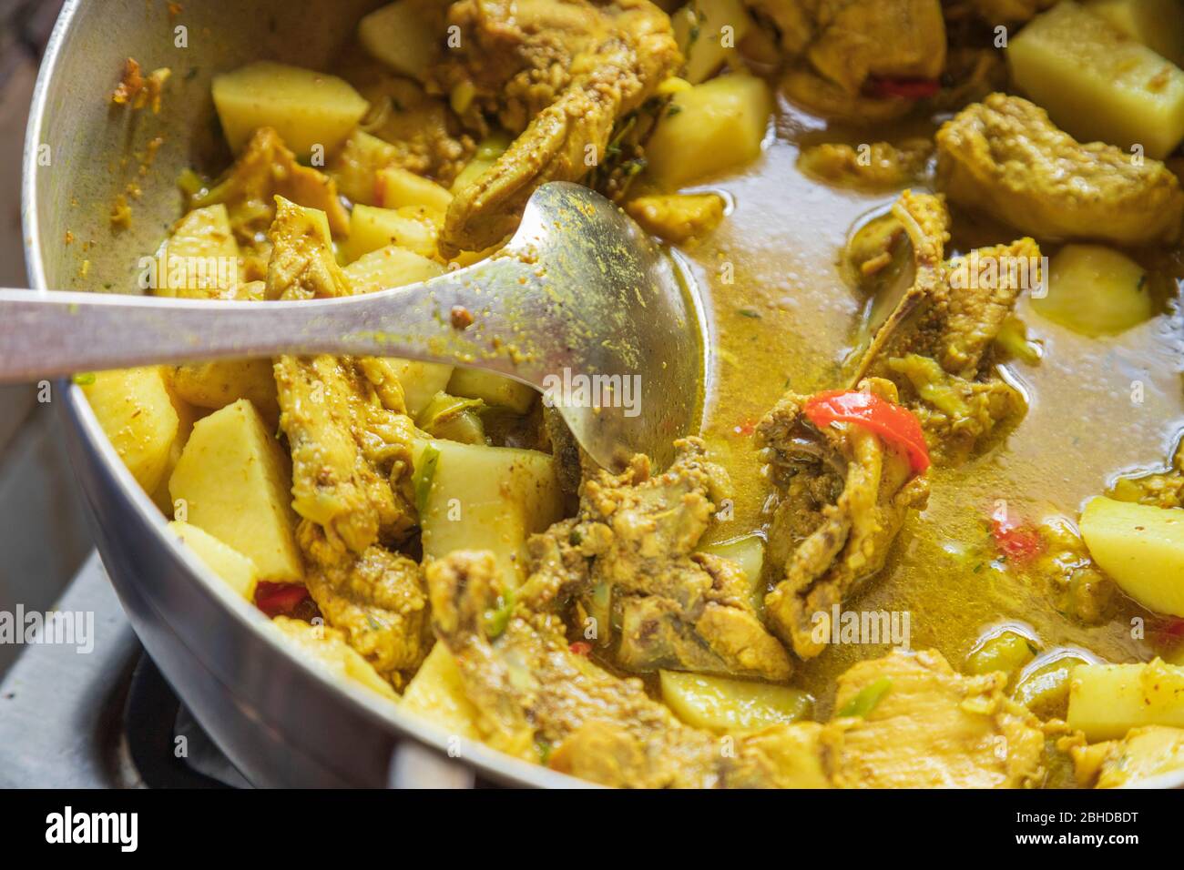 Geschmortes Curry-Huhn und irische Kartoffeln in Sauce mit roten Paprika Indisches Hausgericht herrlich Stockfoto