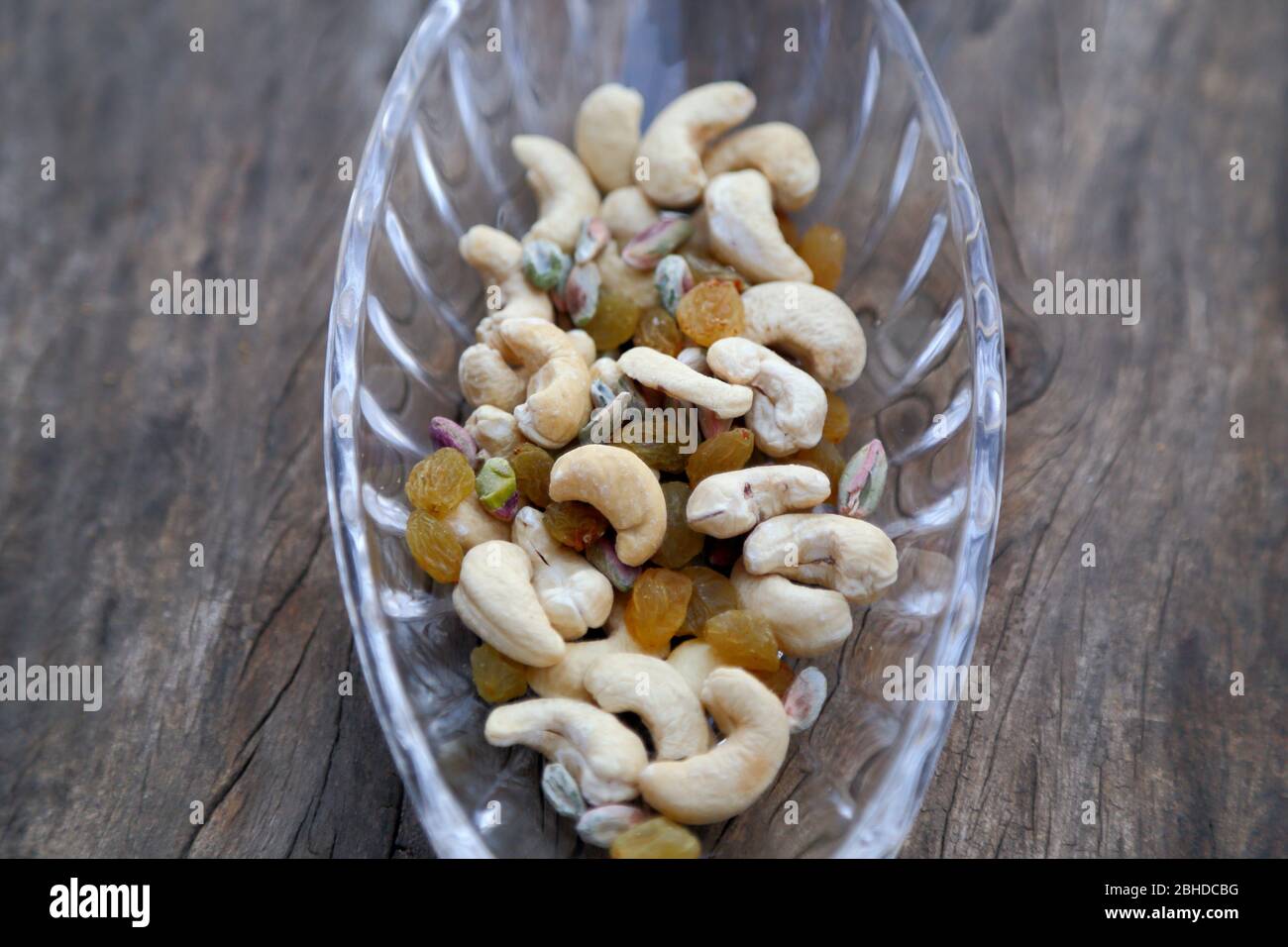Köstliche und gesunde gemischte Trockenfrüchte, Nüsse und Samen Stockfoto