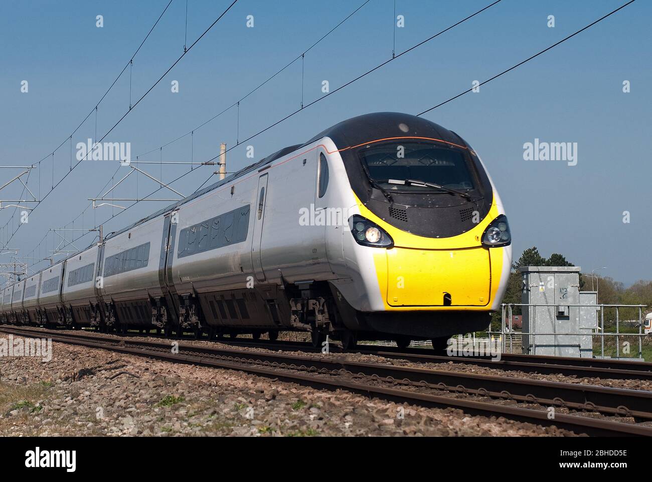 Klasse 390 Pendolino nähert sich Prestbury, Cheshire mit einem Manchester nach London Euston Service. Stockfoto