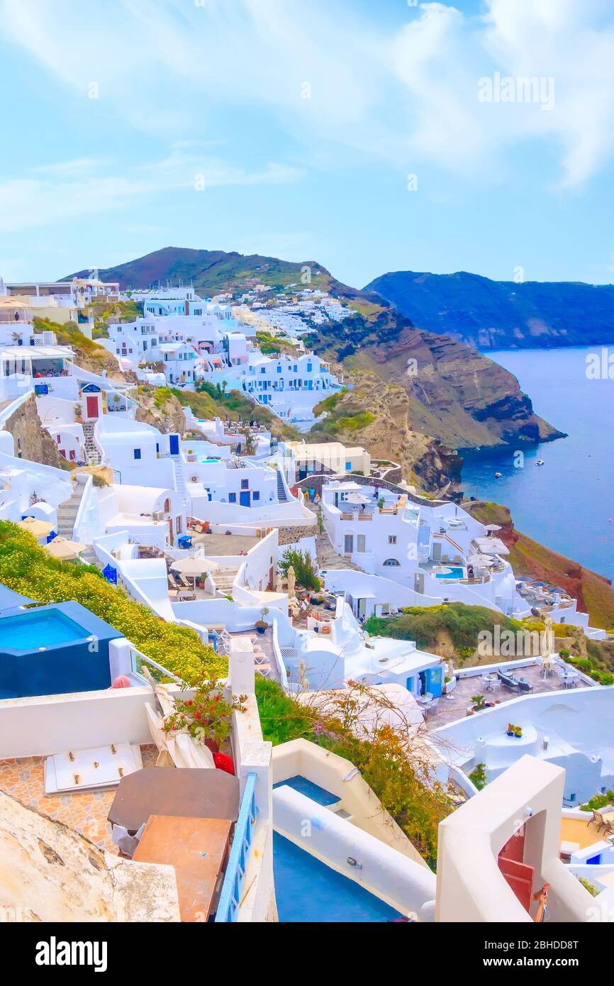 Insel Santorini, Griechenland, weiße Häuser mit Blick auf das blaue Meer in Oia Stockfoto