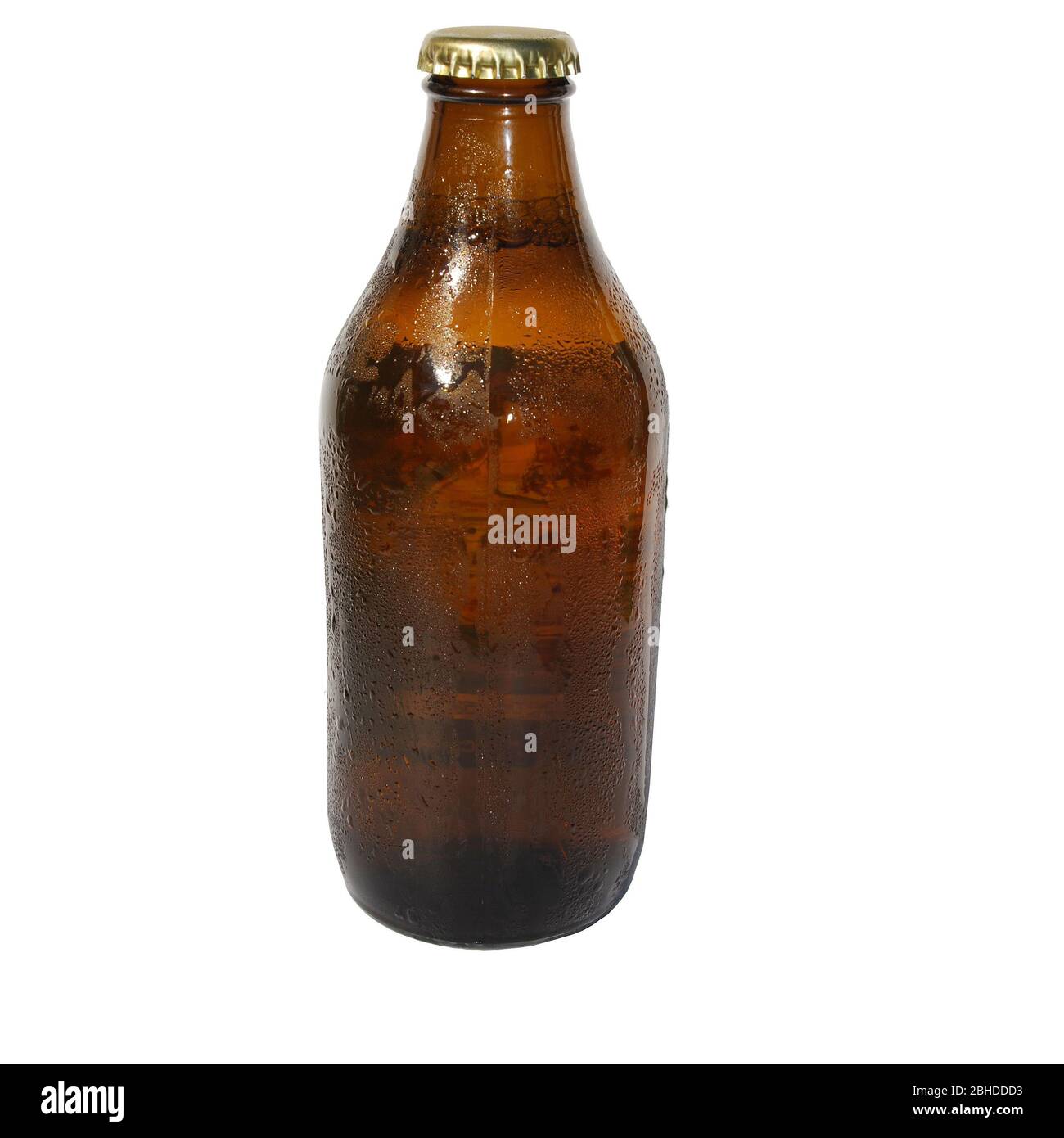 Eine sehr kalte Flasche Bier, direkt aus dem Kühlschrank mit Kondenswasser  auf dem Glas isoliert vor weißem Hintergrund Stockfotografie - Alamy