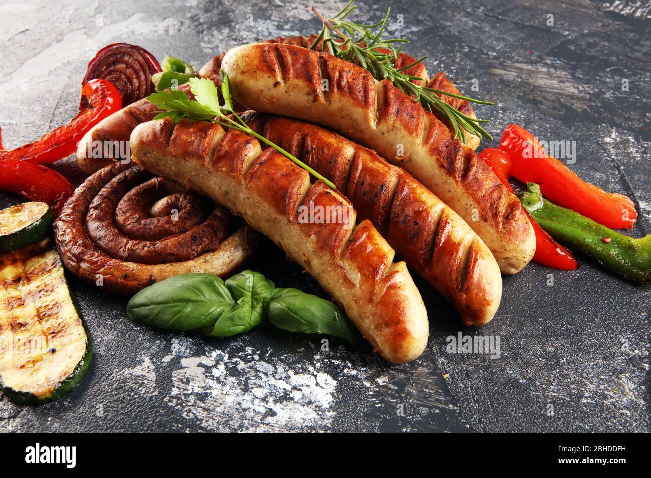 Verschiedene köstliche gegrilltes Fleisch mit Gemüse auf einem Grill ...
