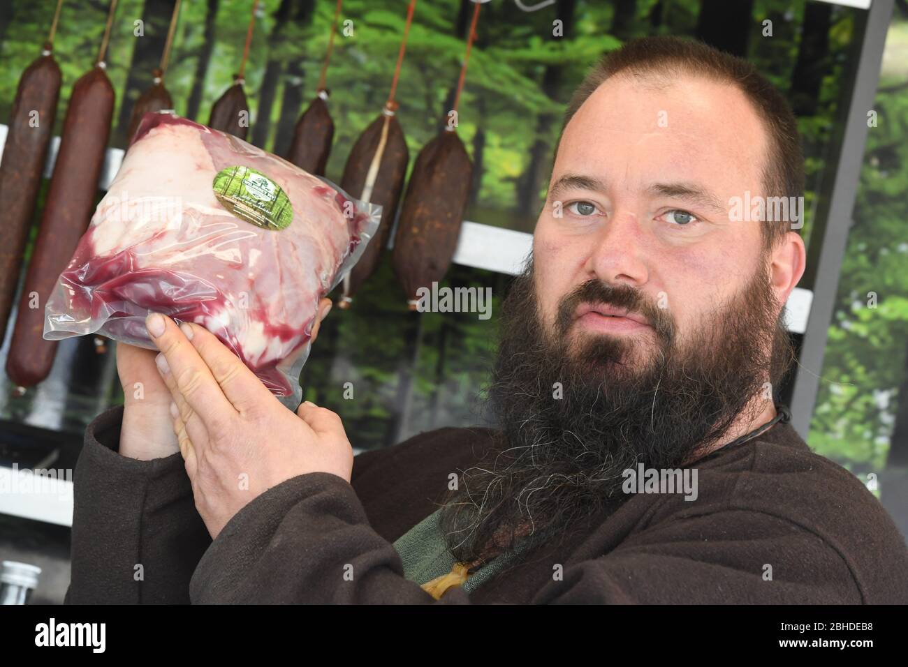 Greifswald, Deutschland. April 2020. Torsten klar, Leiter der Firma Wildbet MV KG, verkauft Wildfleisch auf dem Greifswalder Wochenmarkt. Die Spielhändler kaufen bundesweit kaum etwas. Entweder sind ihre Kühlhäuser voll oder es fehlt ihnen das Geld, um die Jäger für das Spiel zu bezahlen. Restaurants waren bisher die Hauptkunden der Game Traders. (Zu dpa 'Jäger können sich nicht loswerden - Restaurants waren die Hauptkunden') Quelle: Stefan Sauer/dpa-Zentralbild/dpa/Alamy Live News Stockfoto