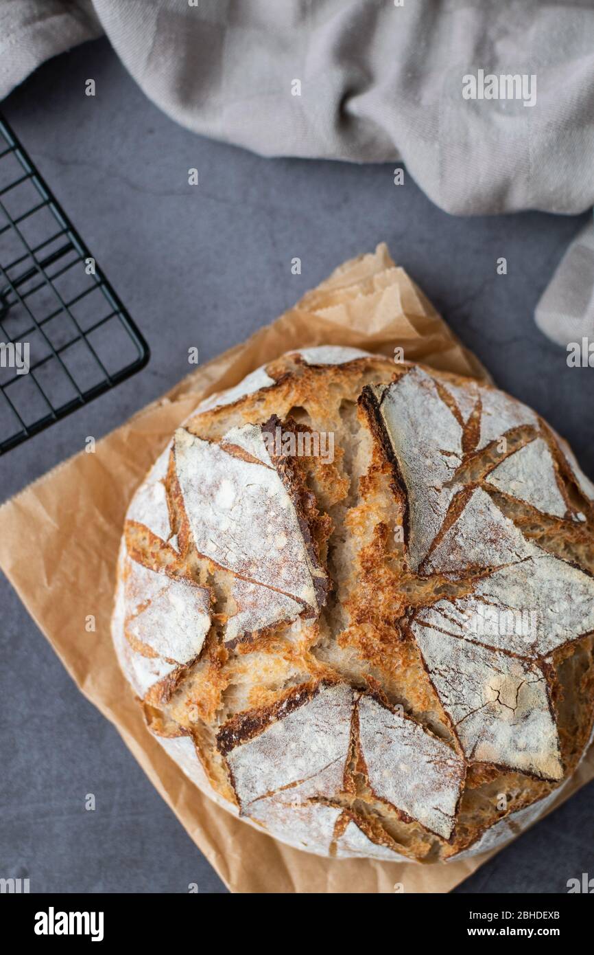 Rustikales Brot mit Bio-Mehl und Sauerteig Stockfoto