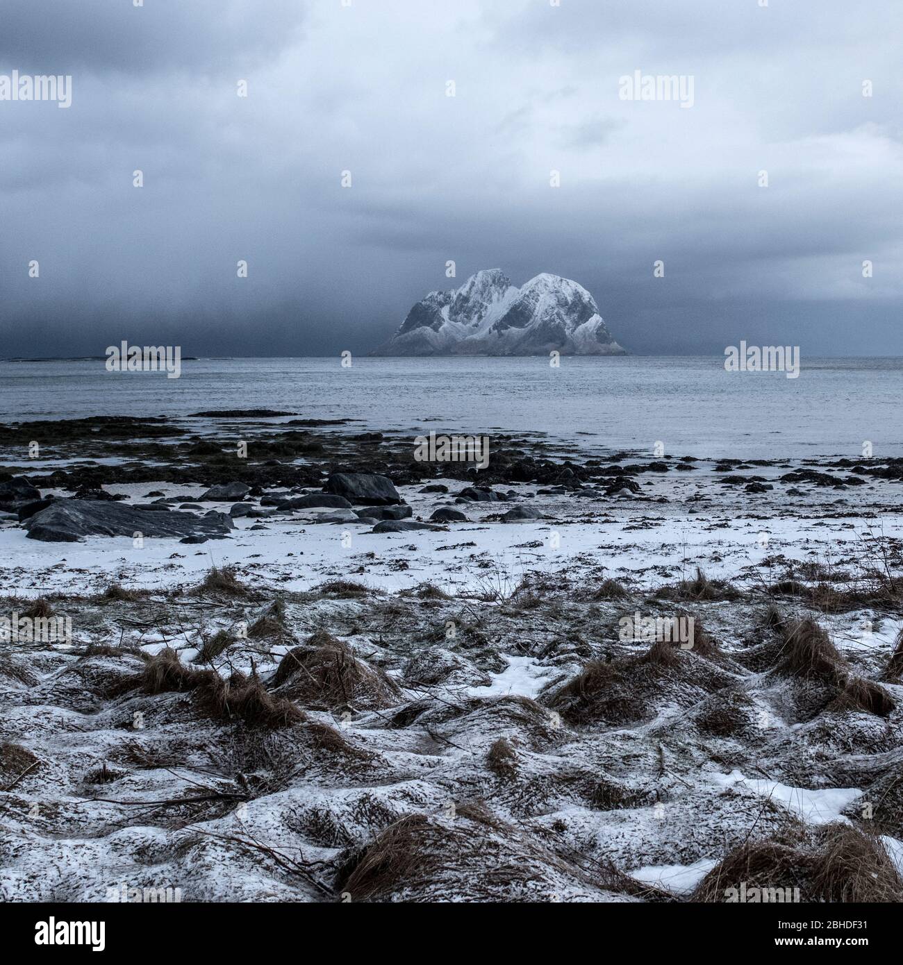Blick vom Flughafen Vaeroy Beach auf einer Insel Stockfoto