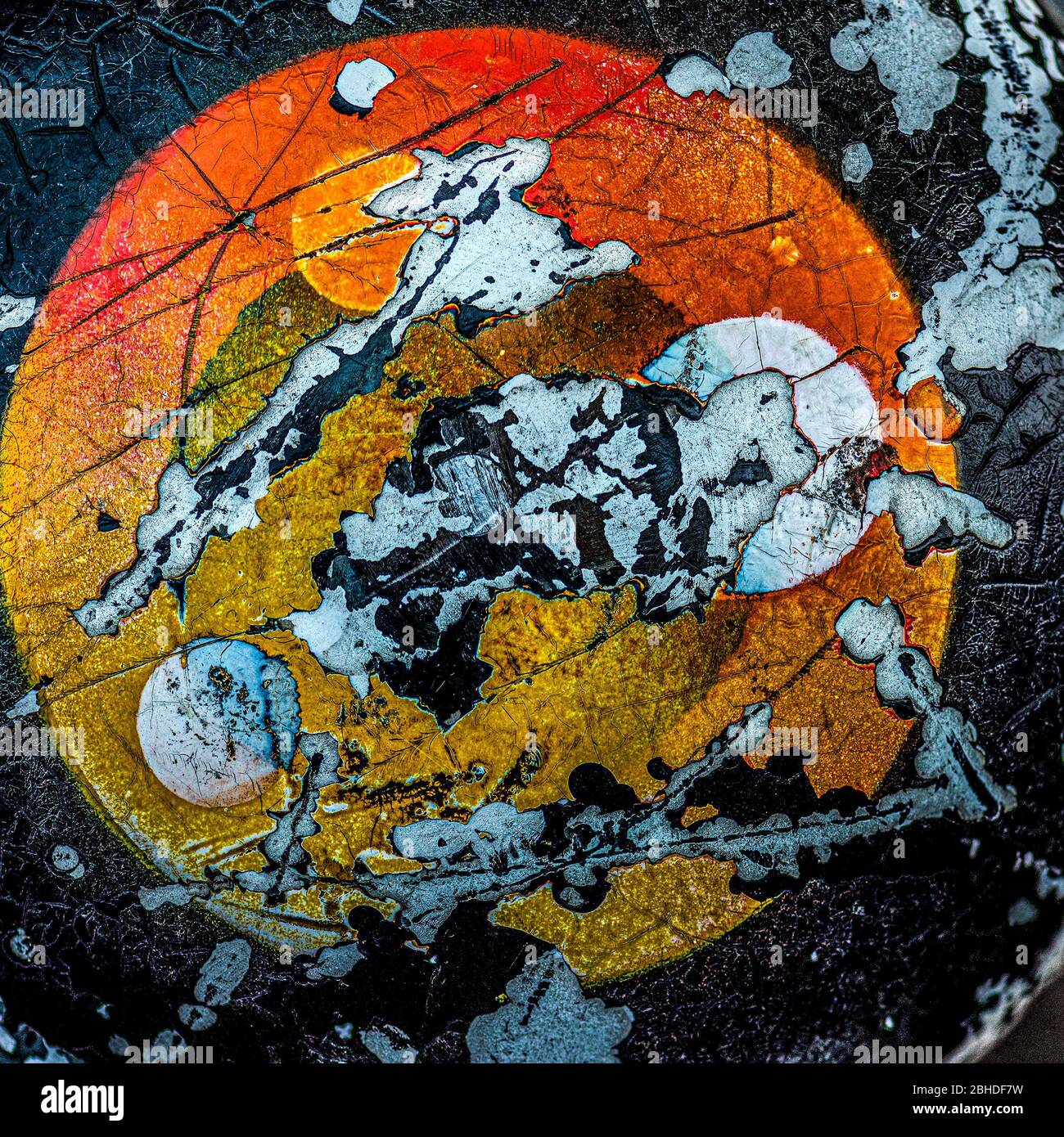 Bunte Rostmalerei auf einer erodierten Metalloberfläche Stockfoto