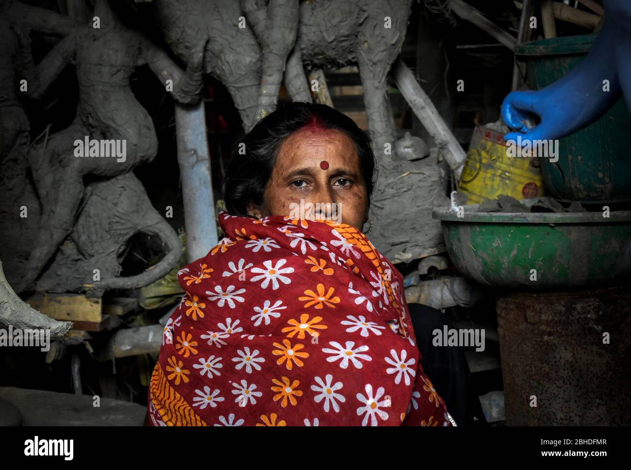 Kalkutta, Indien. April 2020. Chinurani Pal die Frau von Paritosh Chandra Pal posiert für ein Foto auf ihrer Idol-Herstellung Werkstatt während der Sperrzeit wegen Covid 19. (Foto von Sudipta das/Pacific Press) Quelle: Pacific Press Agency/Alamy Live News Stockfoto