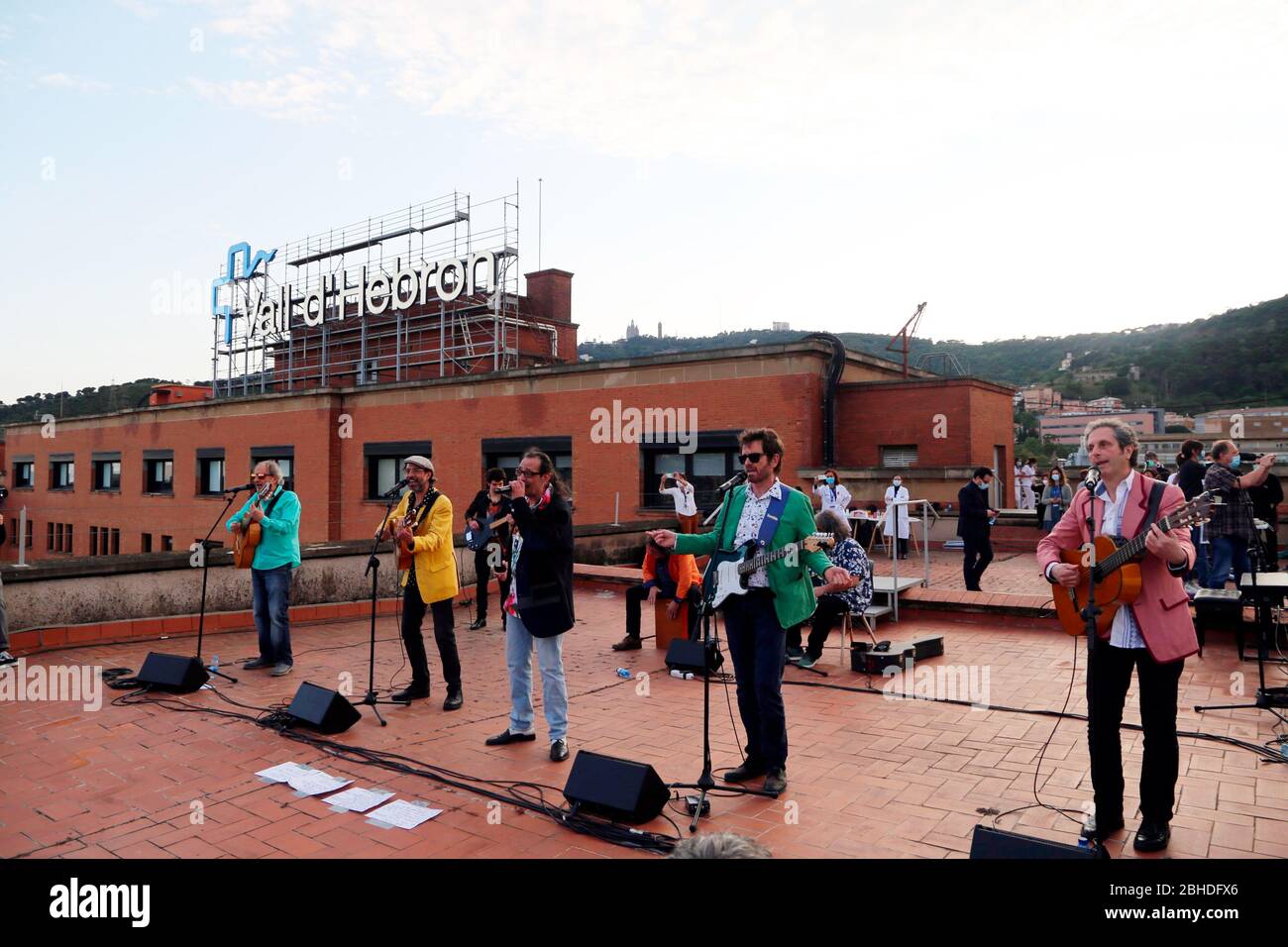 (200425) -- BARCELONA, 25. April 2020 (Xinhua) -- Mitglieder der Band Los Manolos treten auf dem Dach des Universitätskrankenhauses Vall d'Hebron in Barcelona, Spanien, am 23. April 2020 auf. Die beliebte spanische Band Los Manolos hat ein Konzert auf dem Dach des Universitätskrankenhauses Vall d'Hebron in Barcelona gegeben, um ihre Dankbarkeit gegenüber den medizinischen Mitarbeitern vor Ort zu zeigen. (Vall d'Hebron Universitätskrankenhaus/Handout über Xinhua) Quelle: Xinhua/Alamy Live News Stockfoto