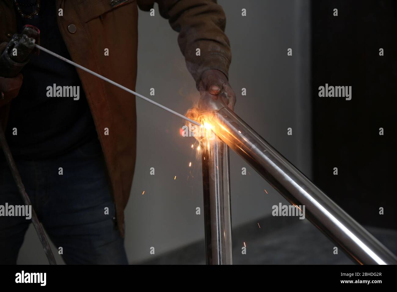 Bauarbeiter, die im Industriebereich an Stahl arbeiten Stockfoto
