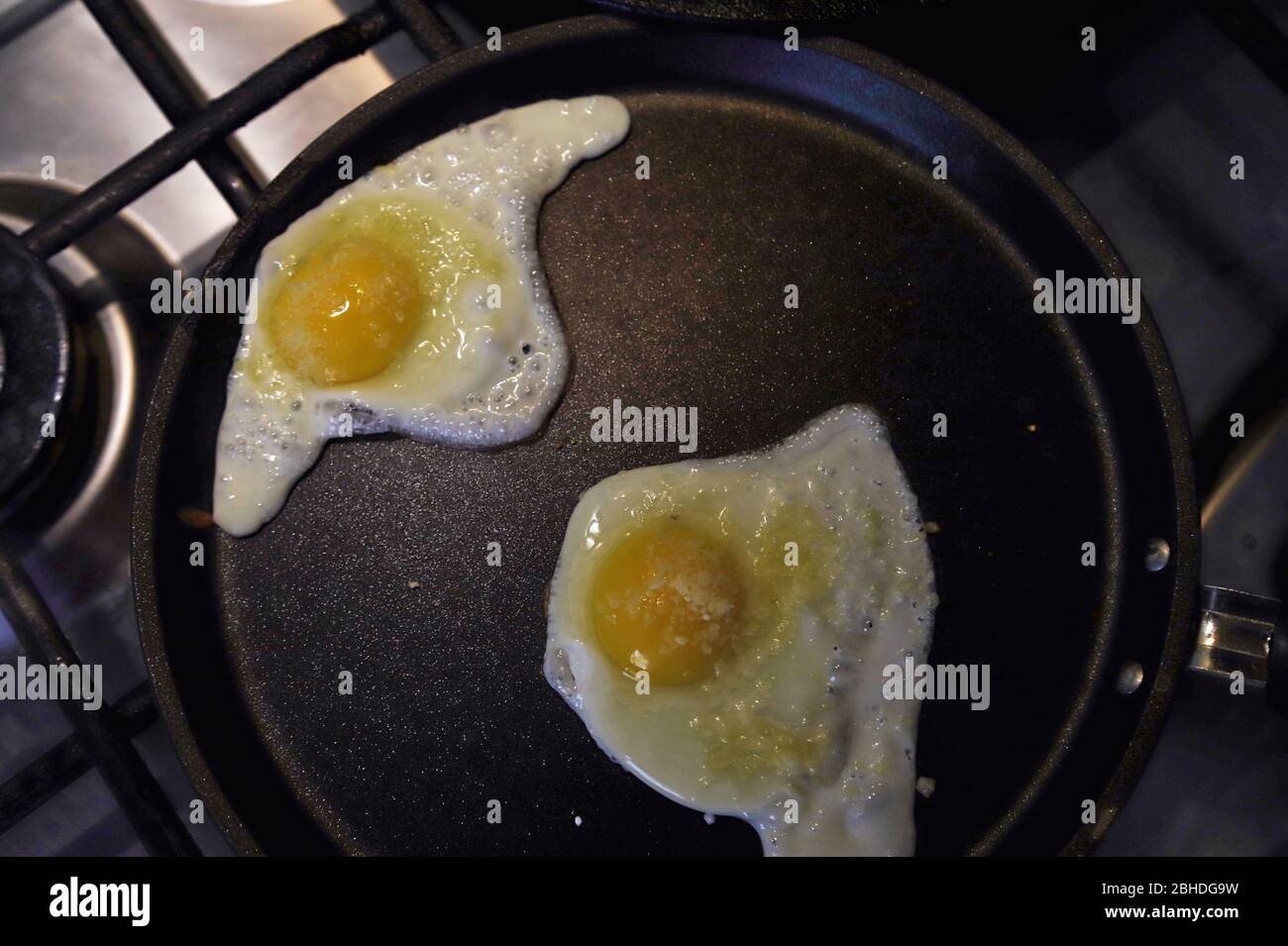 Spiegeleier in einer Pfanne. Hochwertige Fotos Stockfoto