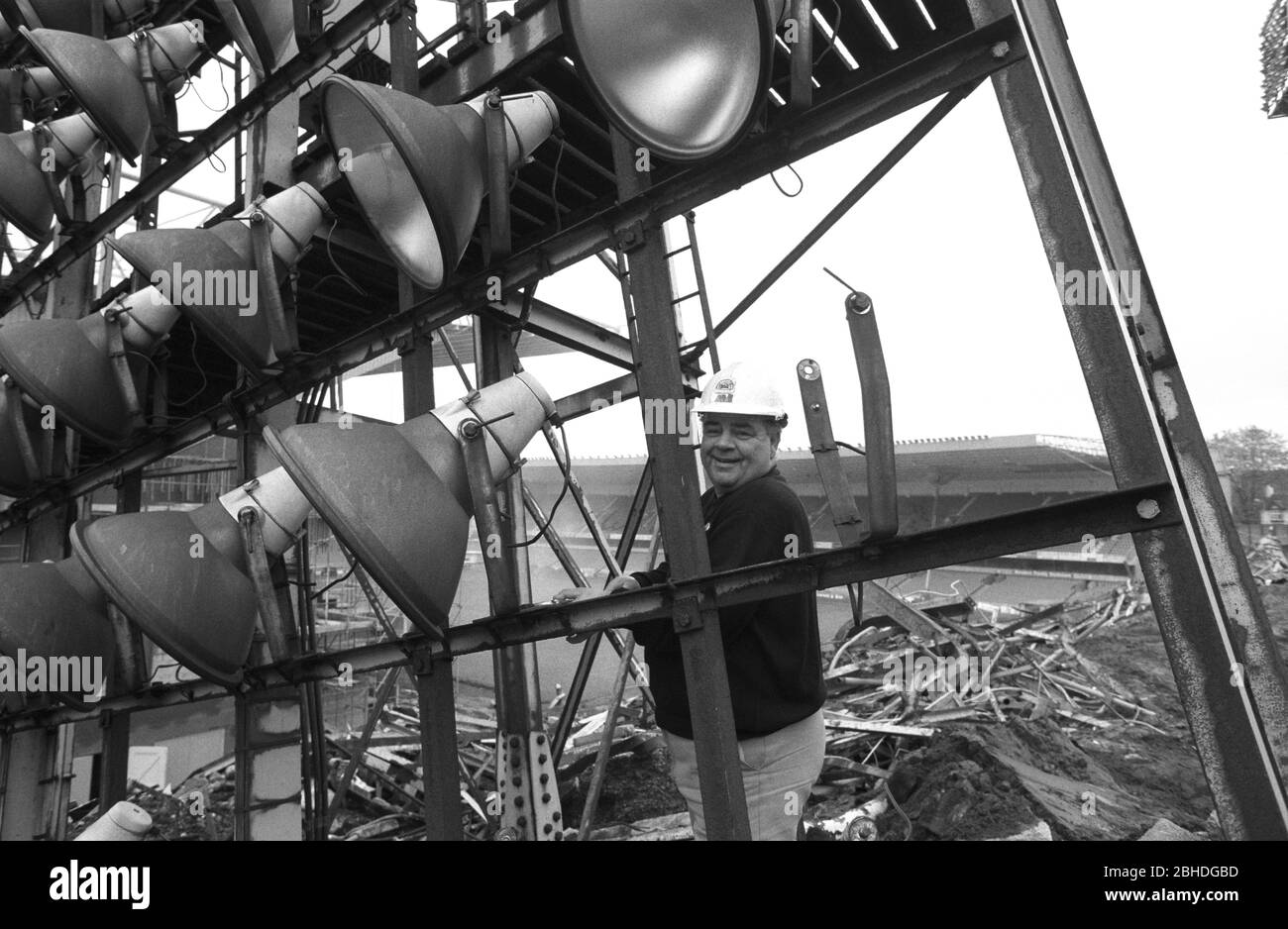 Die berühmten alten Flutlichter im Molineux Stadium werden von Bill Pilbeam demontiert 28/5/1993 Bild von DAVID BAGNALL Stockfoto
