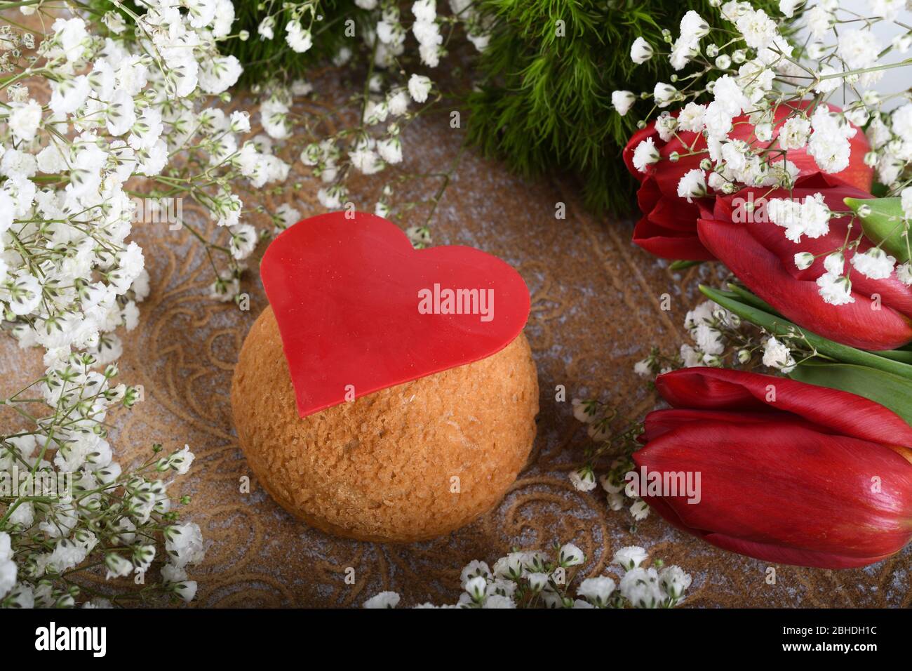 Farbenfrohe Chou-Backwaren, Chou a la creme-Dessert. Ideal für Muttertag, Valentinstag, Frauentag, Happy Birthday Konzept. Stockfoto