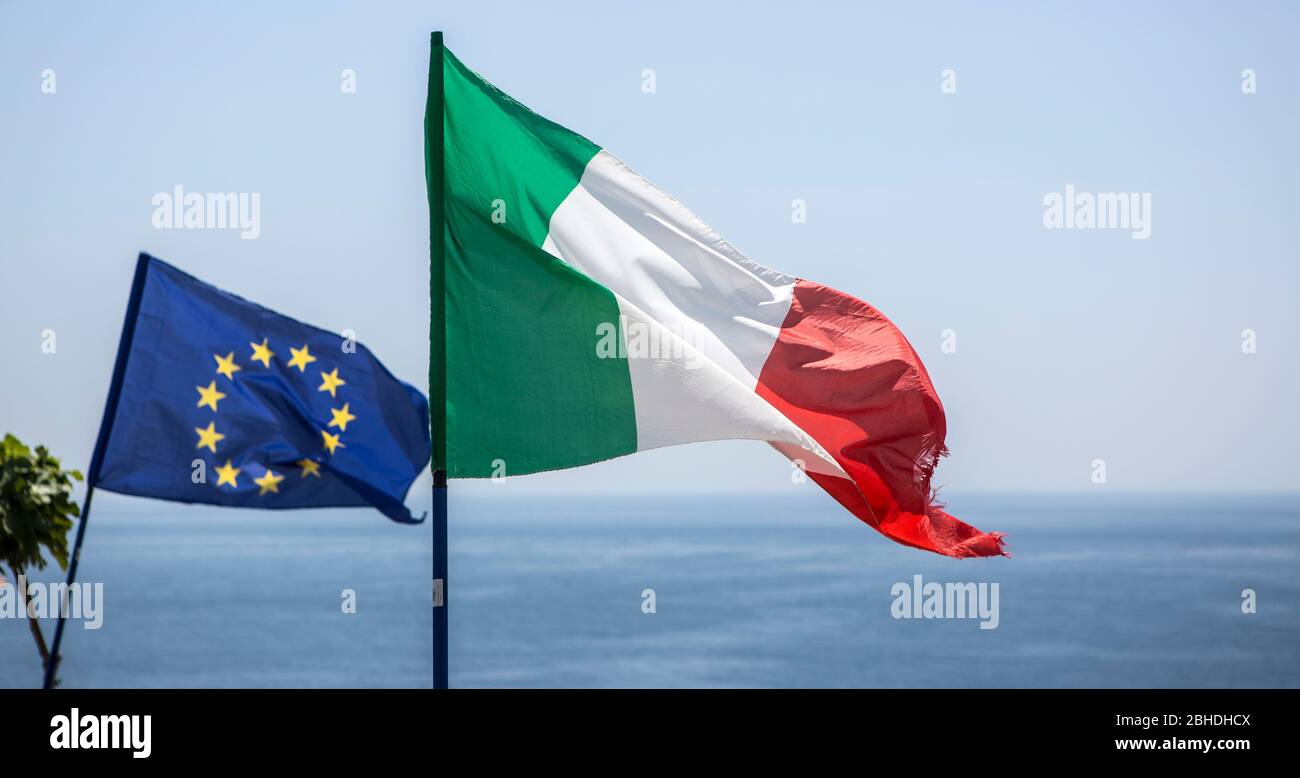 Die Flagge der europäischen Union geht neben der Flagge von Italien im Wind auf der Klippe von Santa Maria di Leuca, dem südöstlichsten Punkt von Itali Stockfoto