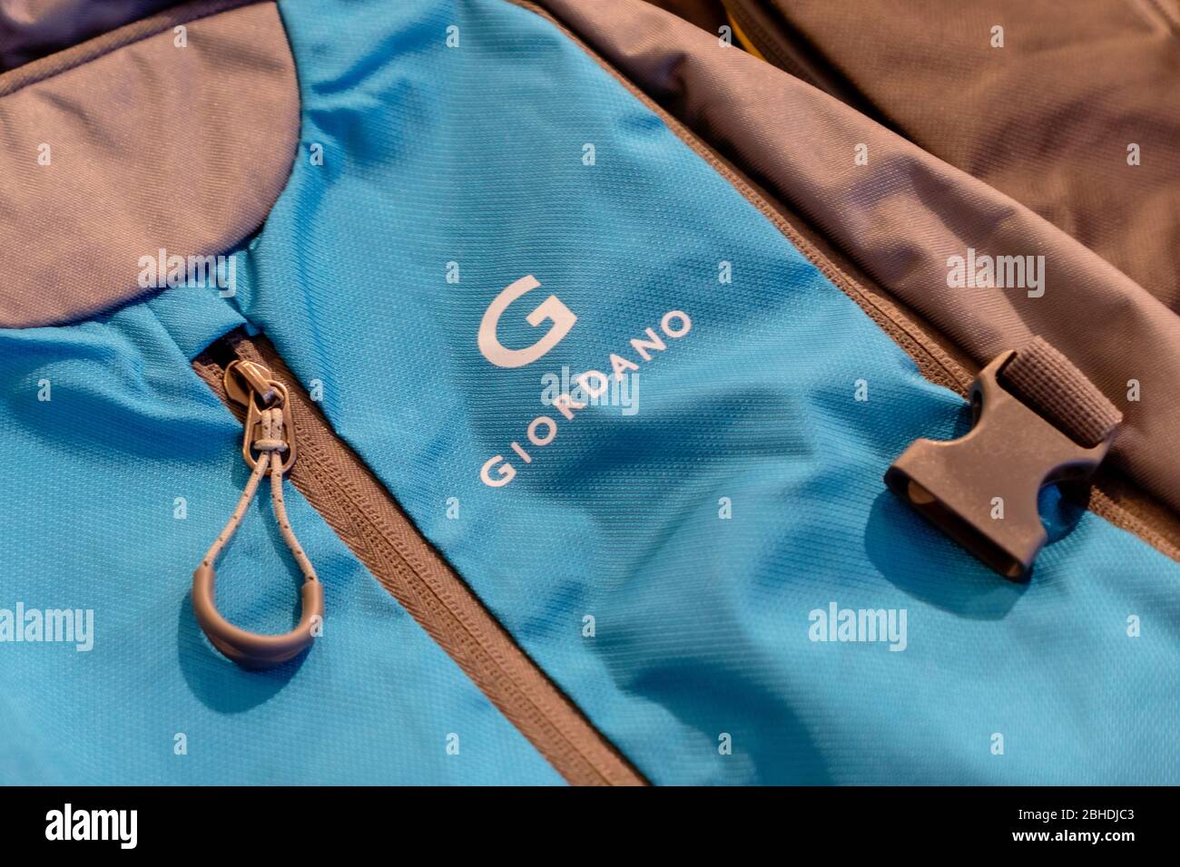 Die neue blaue Giordano-Tasche und der Reißverschluss wurden dem Kunden im BluePort Einkaufszentrum Hua hin, Thaiuland, 15. Februar 2019 gezeigt Stockfoto