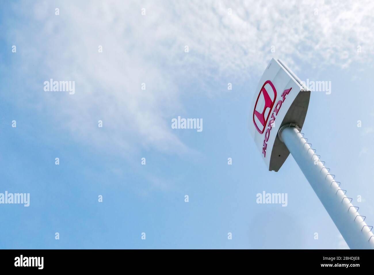 Das Honda-Logo mit blauem Himmel Hintergrund Stockfoto