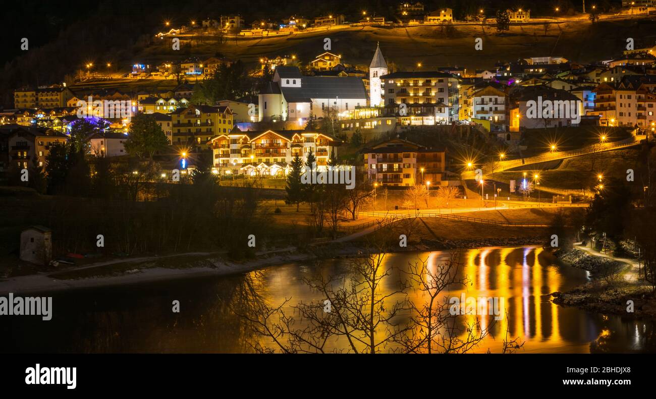Molveno Dorf und Molveno See in der Nacht während der Weihnachtsfeier Stockfoto