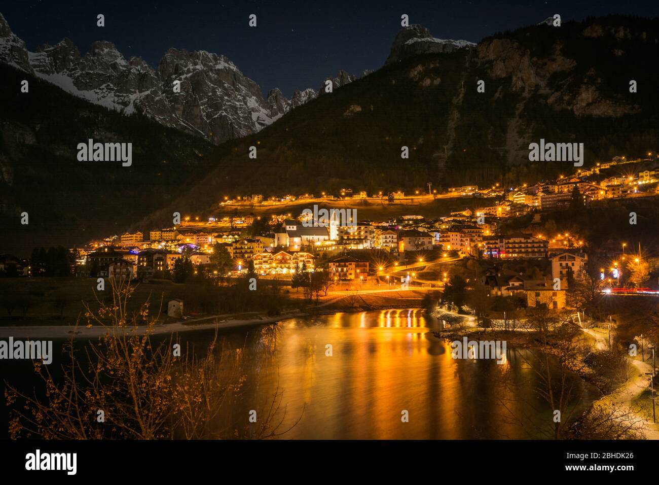 Molvenosee und das Dorf Molveno in Trentino-Südtirol - Trient, Norditalien. Nachtlandschaft des Molveno Sees während der Weihnachtsferien Stockfoto