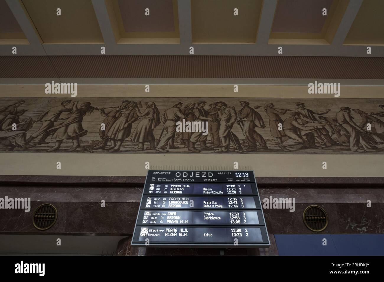 PRAG, TSCHECHIEN - 3. NOVEMBER 2019: Abflugsstelle der Tschechischen Eisenbahn Ceske Drahy, im Bahnhof Praha Smichovske nadrazi, ein PF der Mai Stockfoto