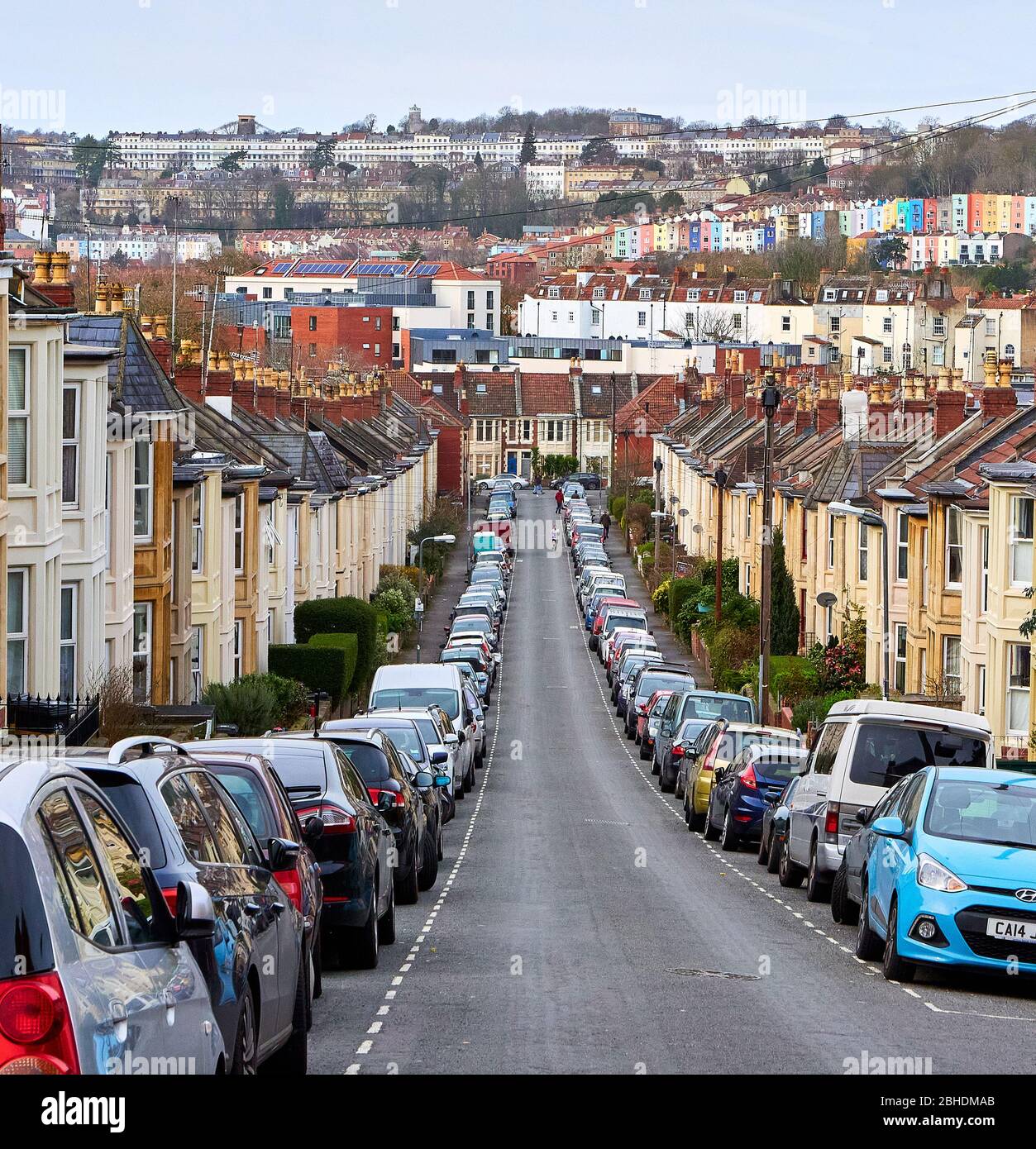 Steil abfallende Straße in Southville Bristol UK mit Blick auf Cliftonwood Royal York Crescent und die Hängebrücke in Clifton Stockfoto