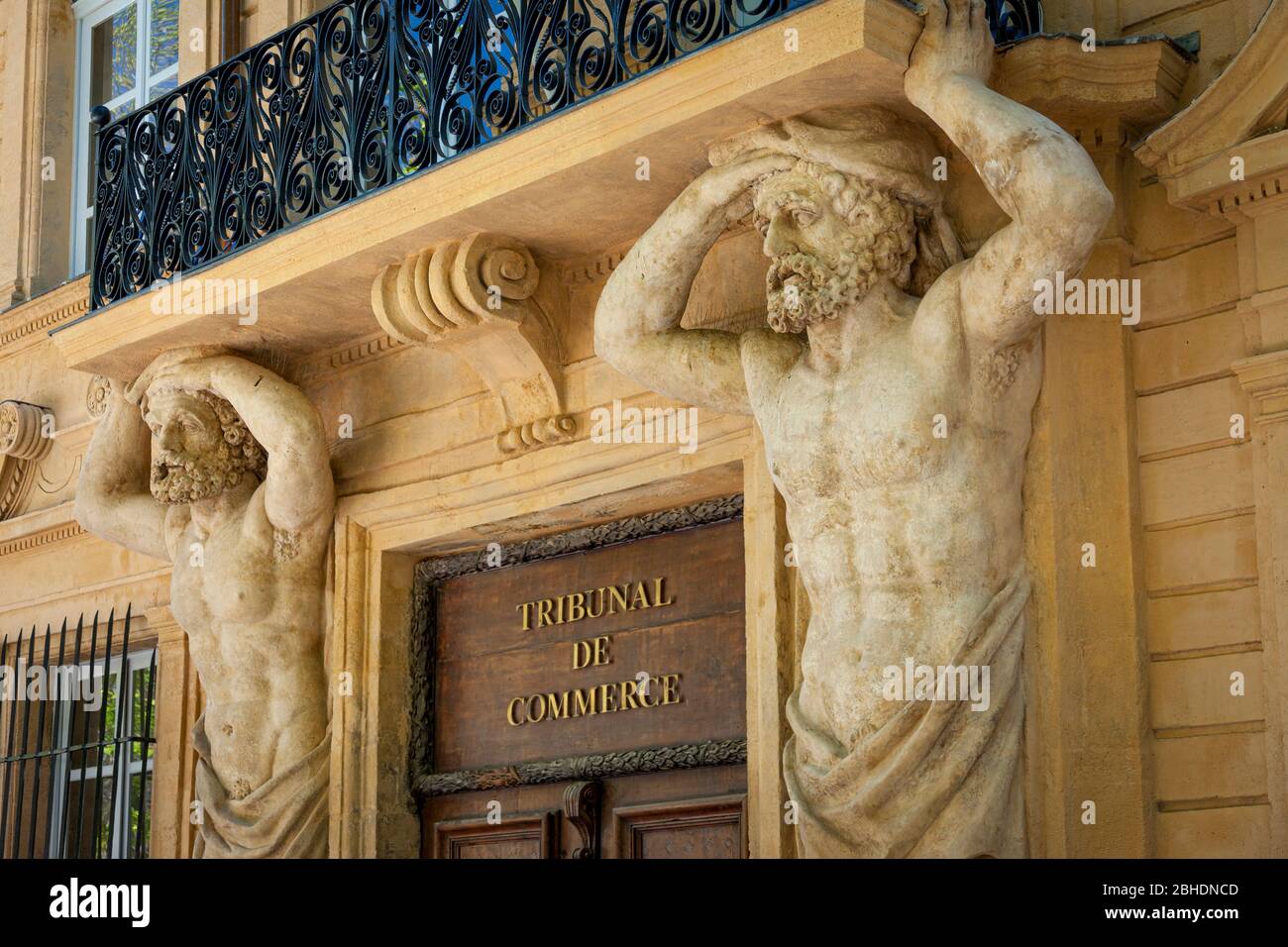 Männliche Statuen am Eingang des Tribunal de Commerce Gebäudes in Aix-en-Provence, Frankreich Stockfoto