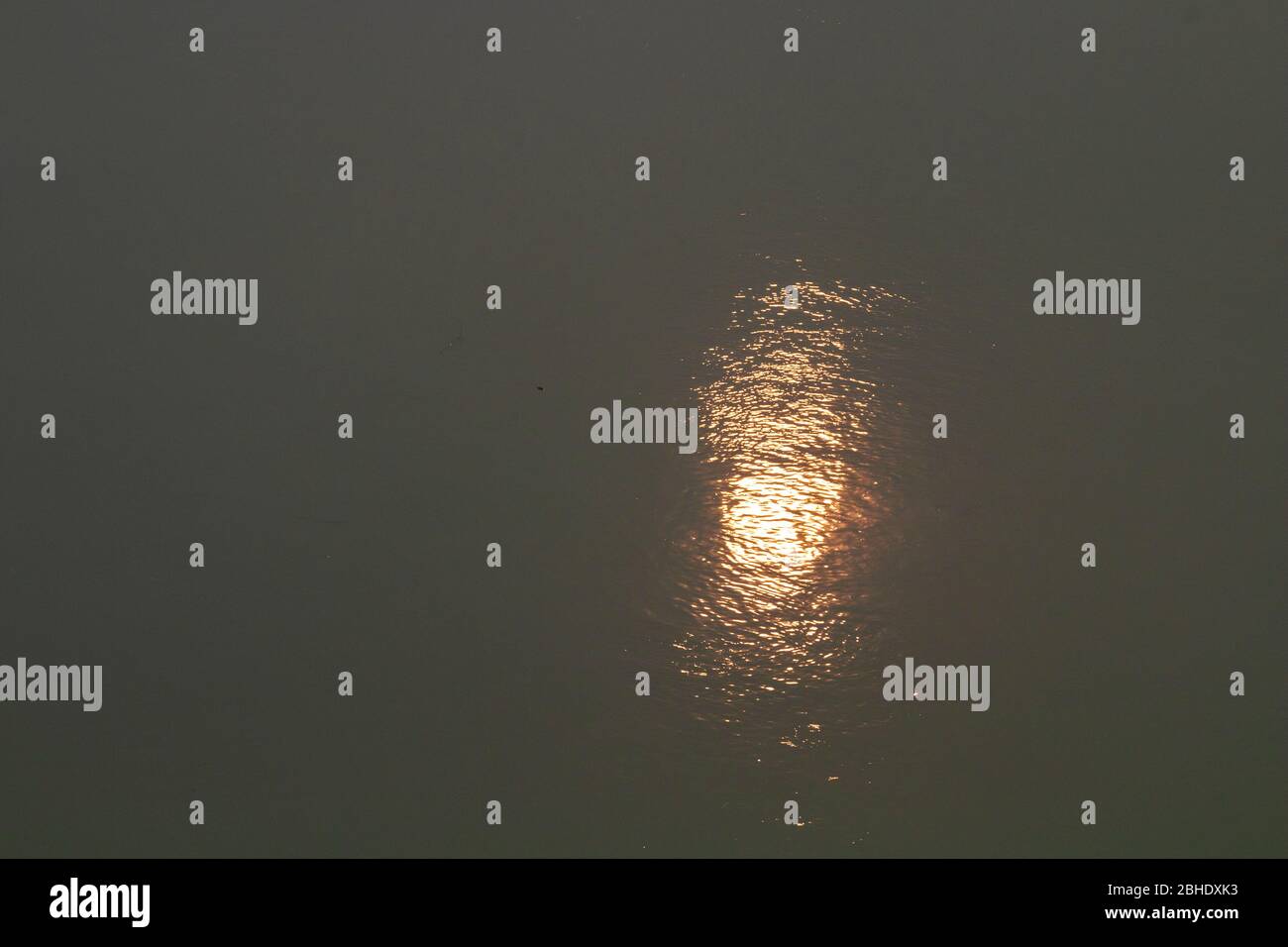 Spiegelung der Sonne im Wasser Stockfoto