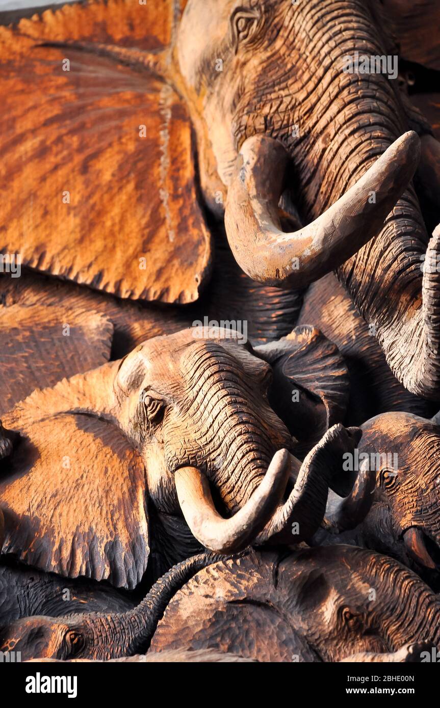 Geschnitzter afrikanischer Elefant aus Holz mit langen Stoßzähnen. Stockfoto