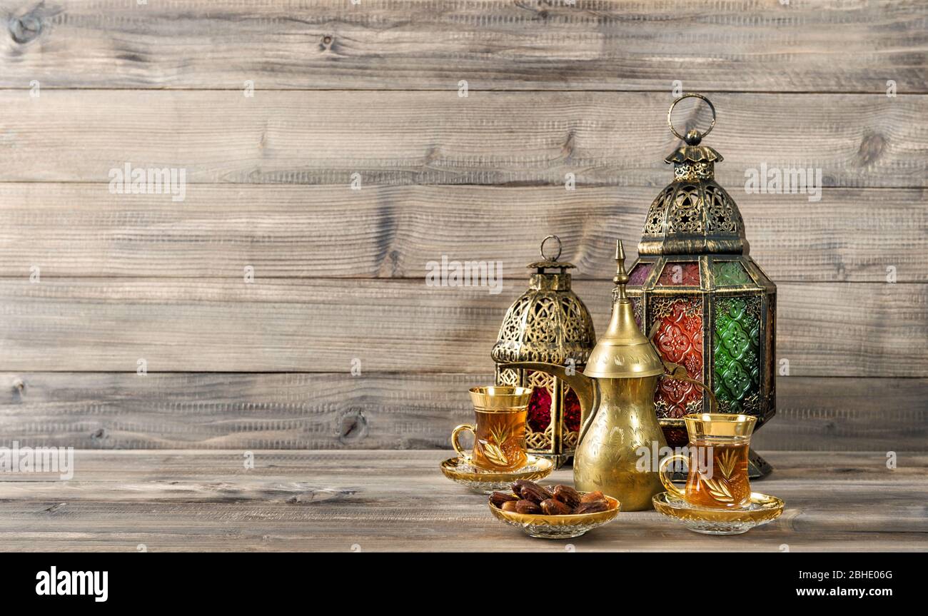 Orientalische Laterne, Teegläser und Datteln auf Holzhintergrund Stockfoto