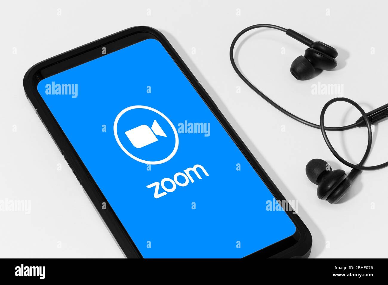 Galicien, Spanien; 25. april 2020: Smartphone mit Zoom Communications-App und Logo auf dem Bildschirm Stockfoto