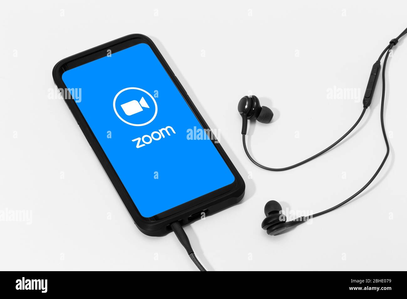 Galicien, Spanien; 25. april 2020: Smartphone mit Zoom Communications-App und Logo auf dem Bildschirm Stockfoto