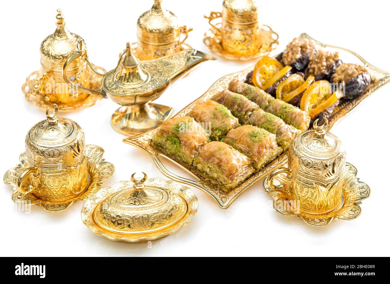 Arabische Köstlichkeiten, Teetassen und goldene Gerichte. Ramadan kareem Stockfoto