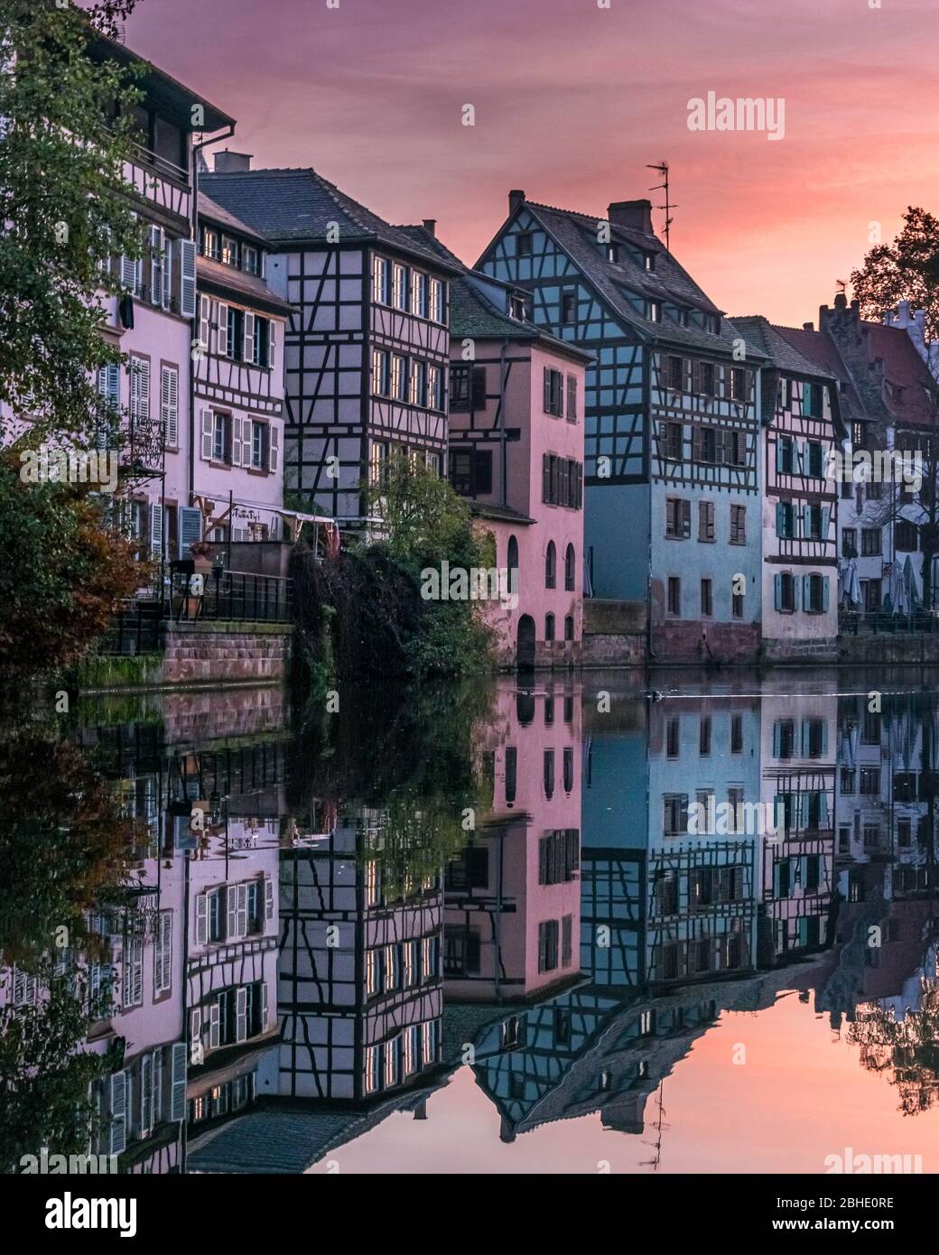 Gebäude Reflexion auf Kanal in Straßburg, Frankreich. Petite-France. Sonnenuntergang in Frankreich. Schöne Landschaft in Frankreich. Urlaubsideen in Frankreich Stockfoto