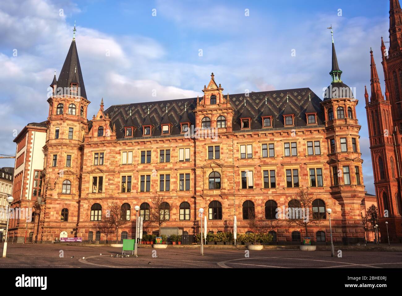 Rathaus am Schlossplatz in der historischen Altstadt von Wiesbaden