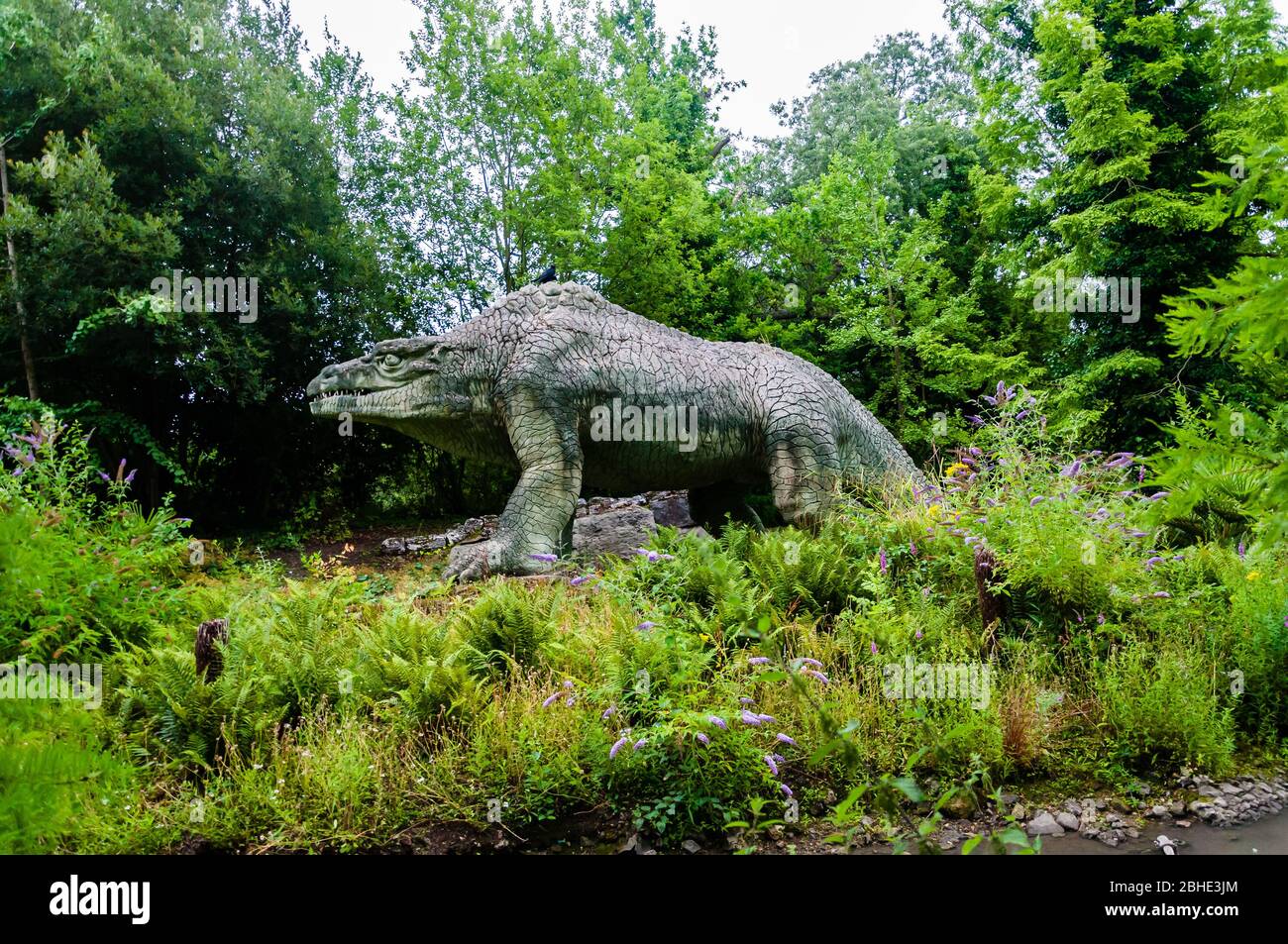 Die Megalosaurus Dinosaurier-Modelle in Crystal Palace Park, London, Großbritannien Stockfoto