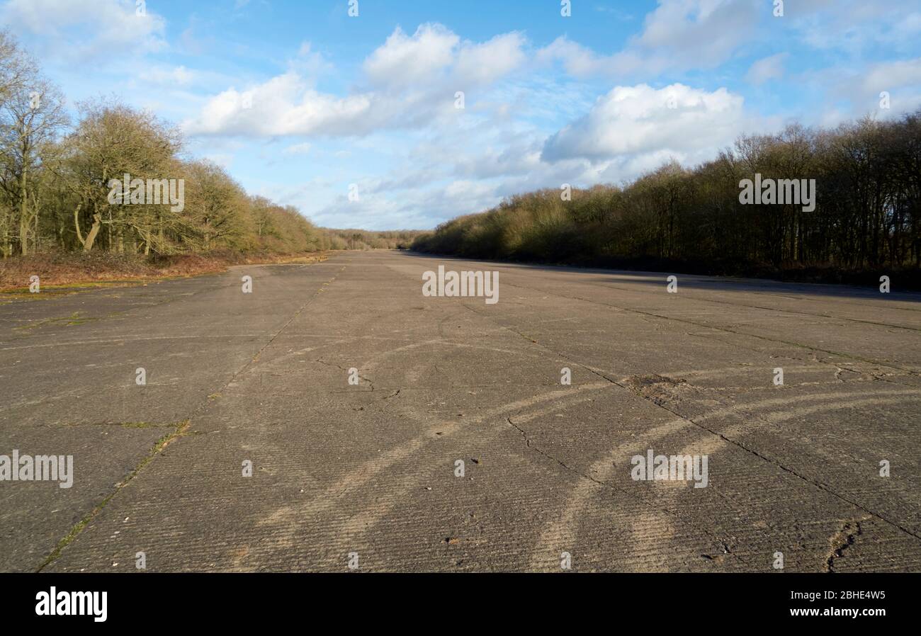 Eine stillgeratende Betonpiste von RAF North Witham, einem ehemaligen Flugplatz aus dem Zweiten Weltkrieg, der sich in Twyford Wood, Lincolnshire, England, befindet. Stockfoto