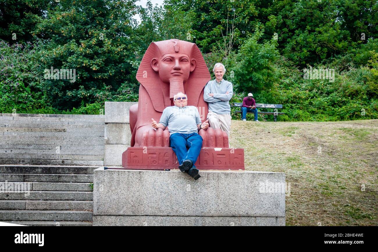 Stone Sphinx steht auf den Resten des alten Crystal Palace im Crystal Palace Park, Sydenham, London, UK Stockfoto