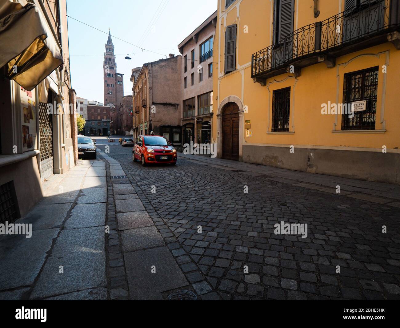 Cremona, Lombardei, Italien - 25. April 2020 - verlassene Stadtlandschaften im Zentrum und das alltägliche Stadtleben während der Stadtsperre des Coronavirus-Ausbruchs Stockfoto