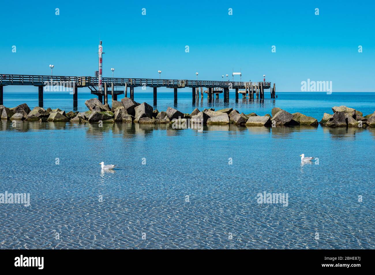 Pier an der Ostseeküste in Wustrow, Deutschland. Stockfoto
