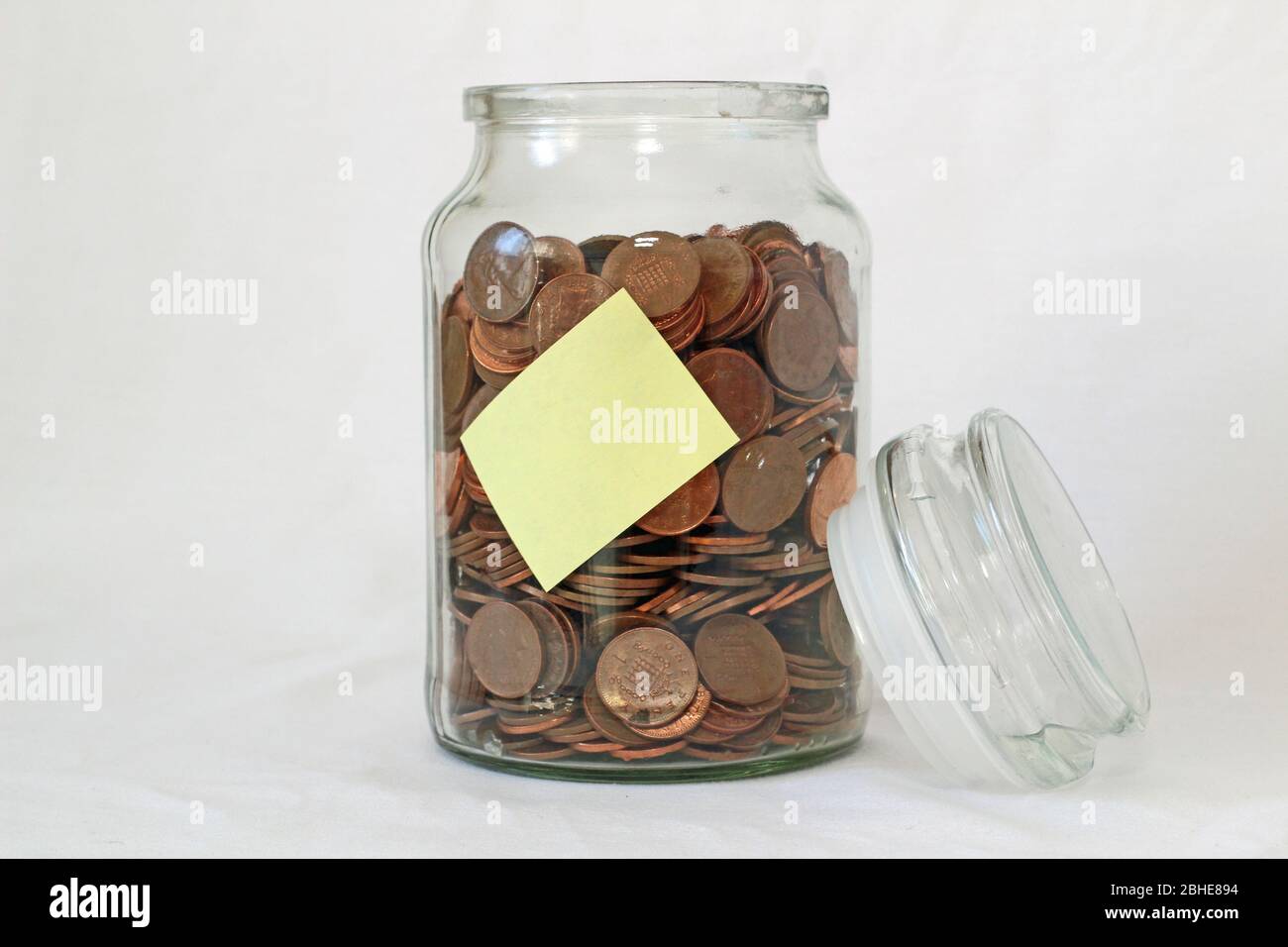 Glas Spardose mit Münzen Sammlung oder Einsparungen für einen regnerischen Tag Stockfoto