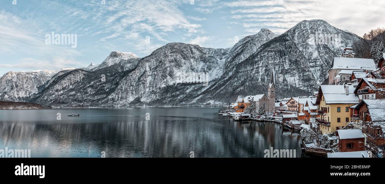 Ein Boot auf einem schneebedeckten Berg Stockfoto