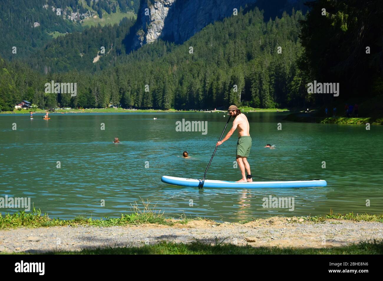 Freizeitaktivitäten auf dem See von Montriond, natürlichen See in Portes du Soleil, Haute - Savoie Region, Frankreich, eine Attraktion für viele Touristen. Stockfoto