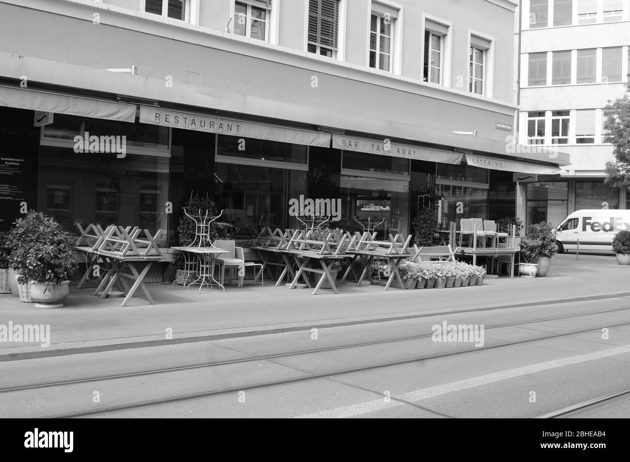 Zürich-Seefeld in Zeiten der Corona Virus-Schließung mit geschlossenen Geschäften, Bars und Restaurants wie dem vegetarischen Restaurant Tibits Stockfoto