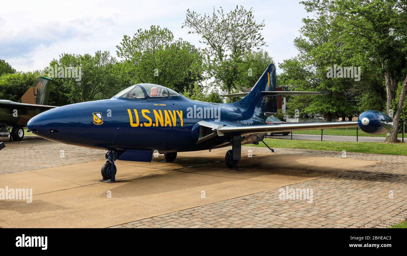 Koreanische Kriegszeit Grumman F9F-5 Panther Navy Kampfjet auf dem Display in Blue Angel Farben im Aviation Heritage Park, Bowling Green, Kentucky, USA Stockfoto