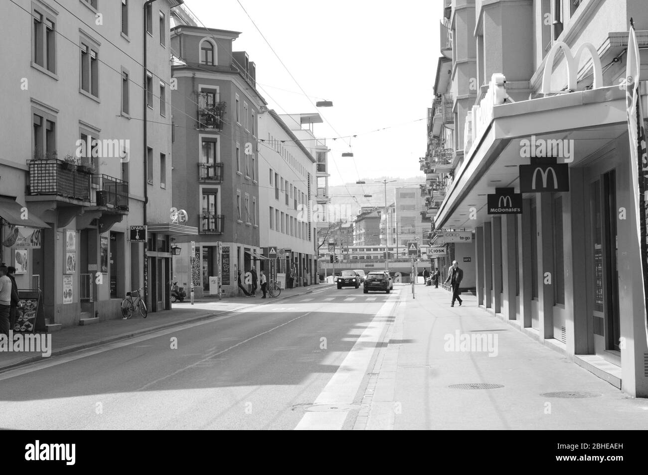 Nie zuvor gesehen: Zürich/Schweiz in Zeiten von Corona CoVid19 Virenabschottung mit geschlossenen Geschäften, Boutiquen, Bars und leerer Langstrasse Stockfoto