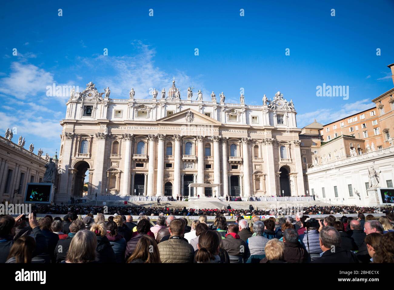 Vatikanstadt - November 28 2020: Pfingstrose wartet auf die wöchentliche öffentliche Päpste-Gemeinde Stockfoto