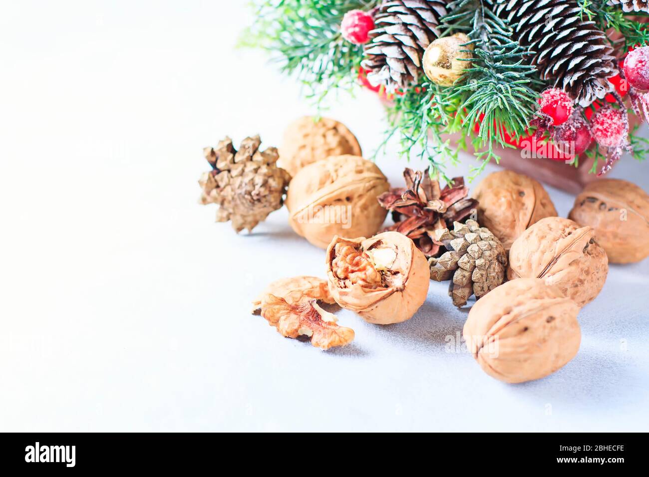Weihnachtskomposition. Tannenzweige, Tannenzapfen, Tannenzapfen, Nüsse Selektiver Fokus Stockfoto
