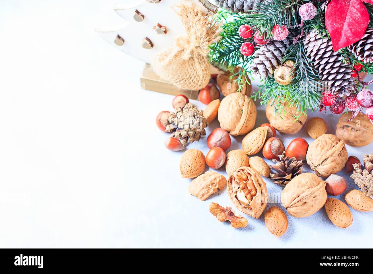 Weihnachtskomposition. Tannenzweige, Tannenzapfen, Tannenzapfen, Nüsse Selektiver Fokus Stockfoto