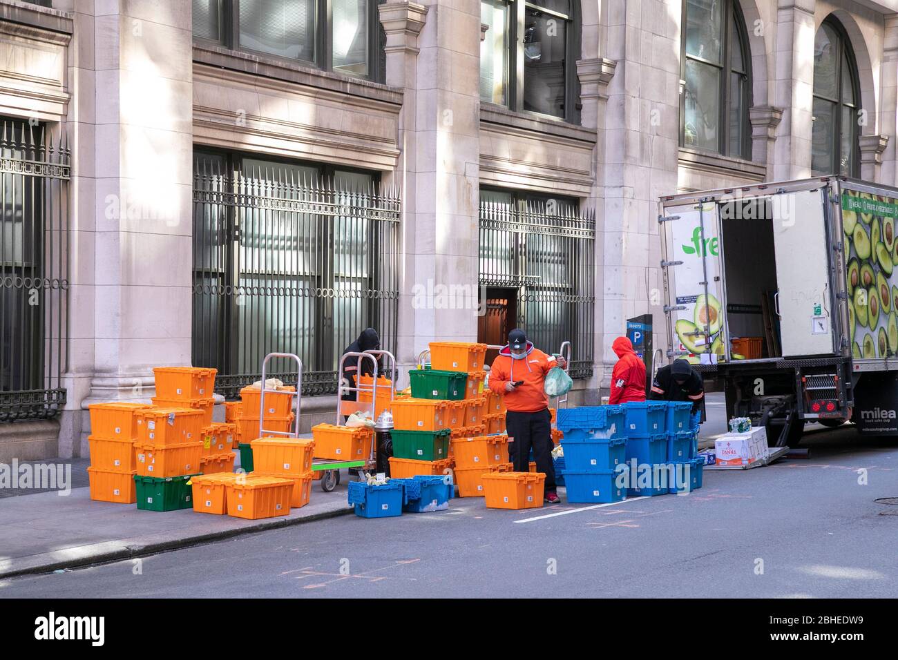 Wichtige Arbeiter, die Container für die Lieferung vorbereiten, New York City. Stockfoto