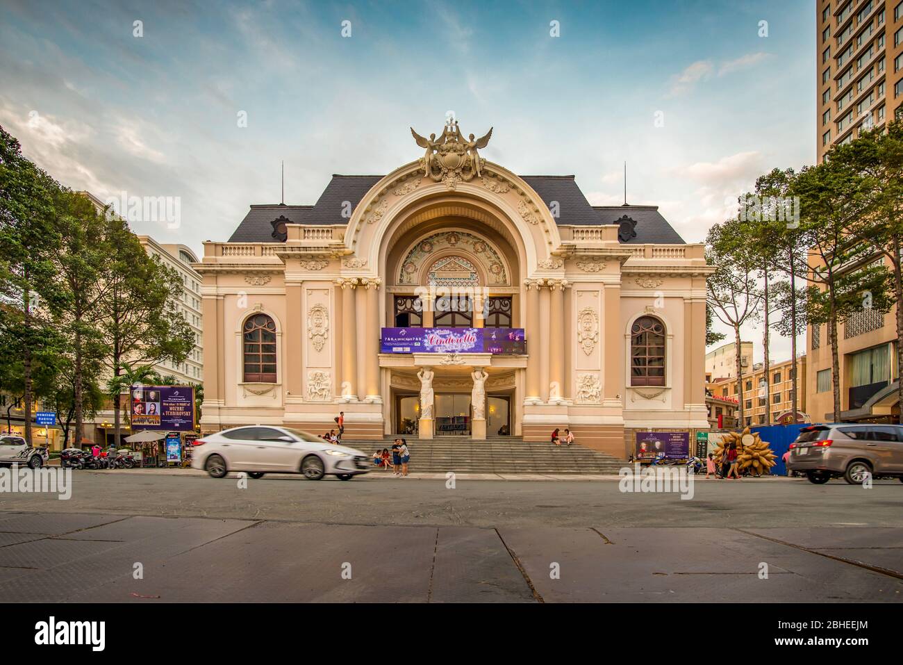 Ho Chi Minh City, Vietnam - 8. April 2018: Fassade des Ho Chi Minh City Opera House, während der französischen Periode gebaut, am Ende des Tages aufgenommen, mit einigen Stockfoto